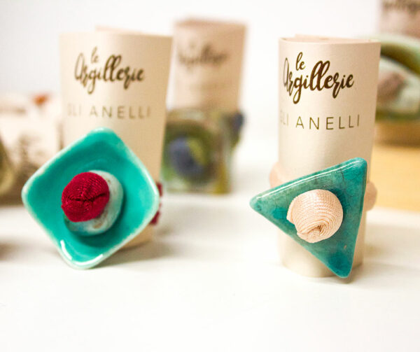 anelli in ceramica e stoffa